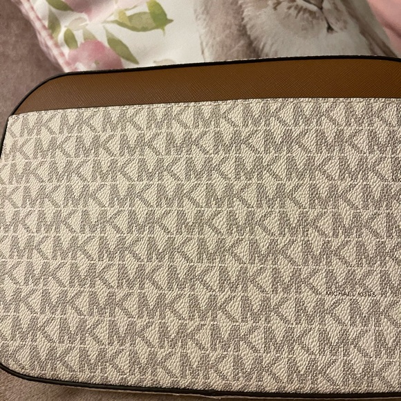 Michael Kors jet set crossbody with chain NWT - Picture 2 of 5